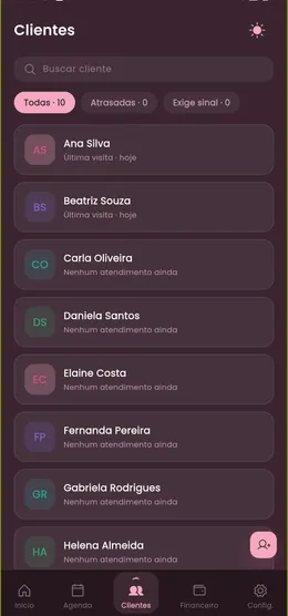 Tela de ficha de clientes do app Meu Alfred num estúdio de beleza